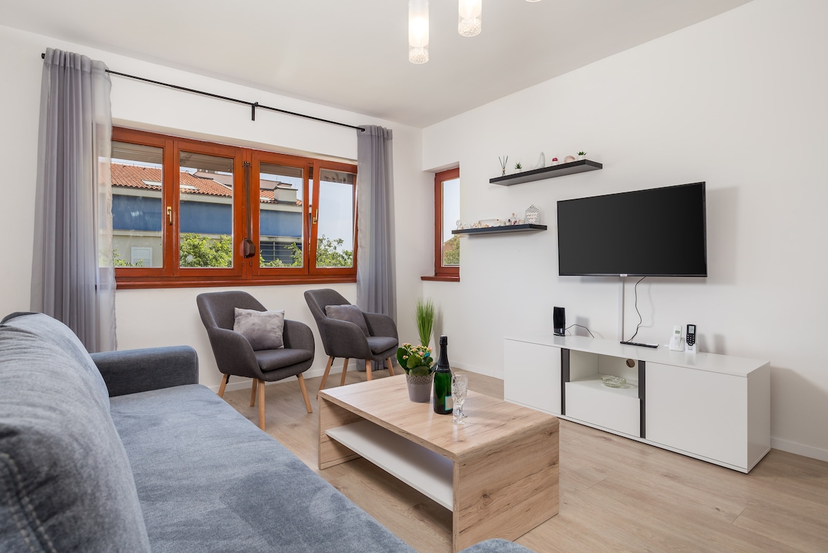 Sala de estar con TV de pantalla plana