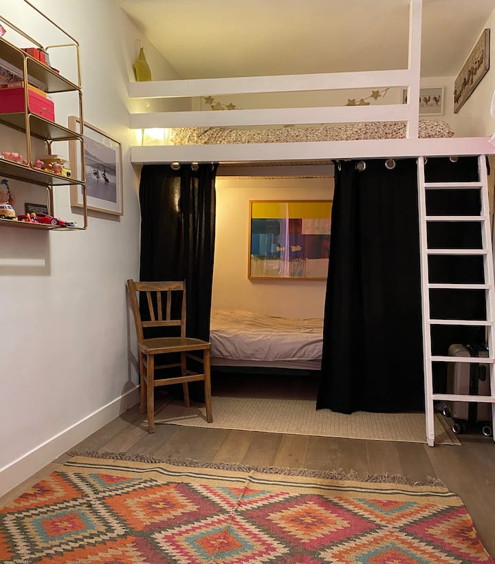 Habitación infantil: 

Muchos juguetes, juegos de mesa y libros disponibles

Cama individual en altura 90x180

+ Sofá convertible en cama 110x180 abajo para niño o adolescente

