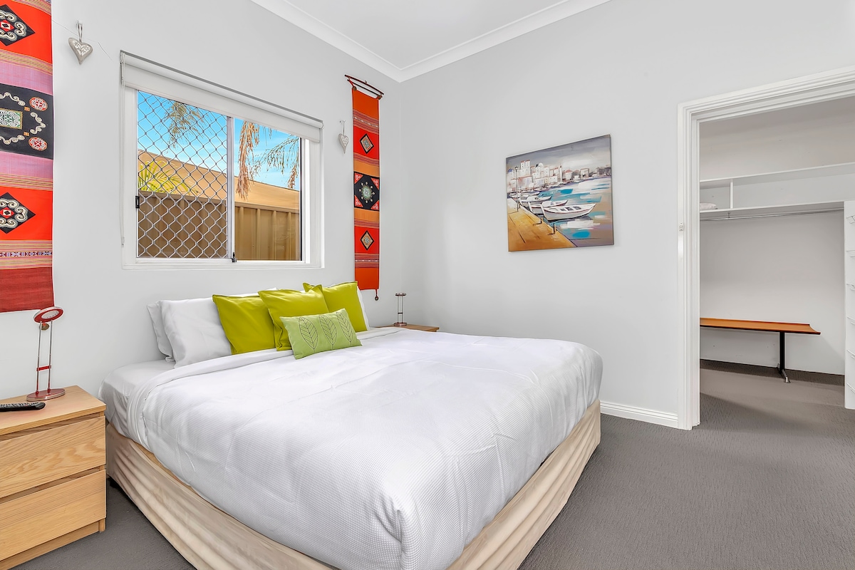 Dhoma kryesore e gjumit ka një krevat dopio "king" të rehatshëm me hapësirë bujare në gardërobë për sendet e tua. 
