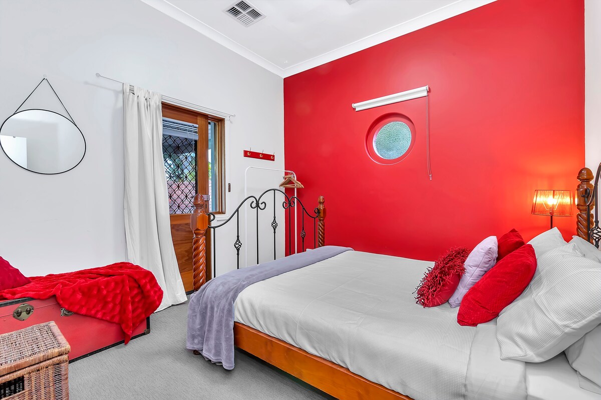 Dhoma e tretë e gjumit ka një dekor të kuq gjallërues. Çlodhu në krevatin me madhësi dopio "queen" në rehatinë e ajrit të kondicionuar. 