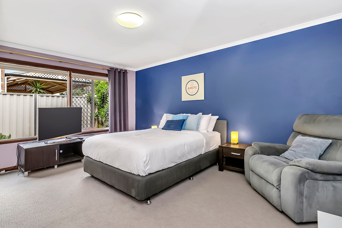 Dhoma e dytë e gjumit ka një krevat të rehatshëm me madhësi dopio "queen" dhe një kolltuk të madh me jastëk, të përsosur për t 'u rehatuar me një lexim të mirë ose për të shijuar televizorin me ekran të madh. 