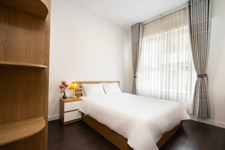 ห้องนอนกว้างขวางพร้อมเตียงนอนสบายสำหรับการนอนหลับพักผ่อนยามค่ำคืน