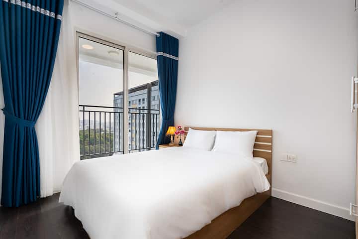 ห้องนอนกว้างขวางพร้อมเตียงนอนสบายสำหรับการนอนหลับพักผ่อนยามค่ำคืน