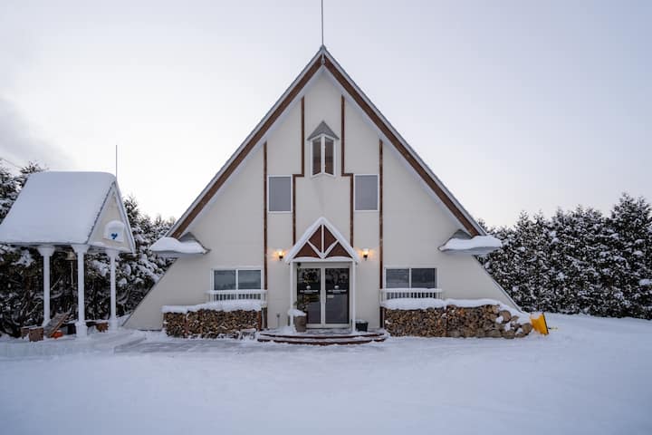 The entire house is yours! Families with children and friends can feel at ease, and it's comfortable in both hot summers and cold winters! There is also a barrel sauna!