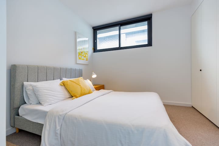 Spacious 4 bedrooms Hawthorn gallery image 5