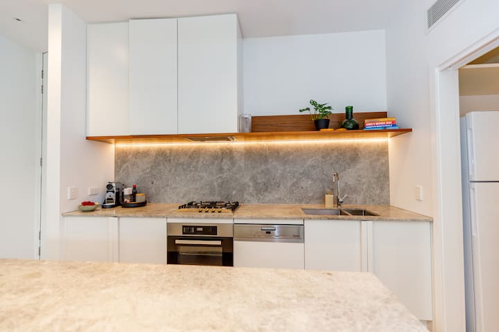 Spacious 4 bedrooms Hawthorn gallery image 3