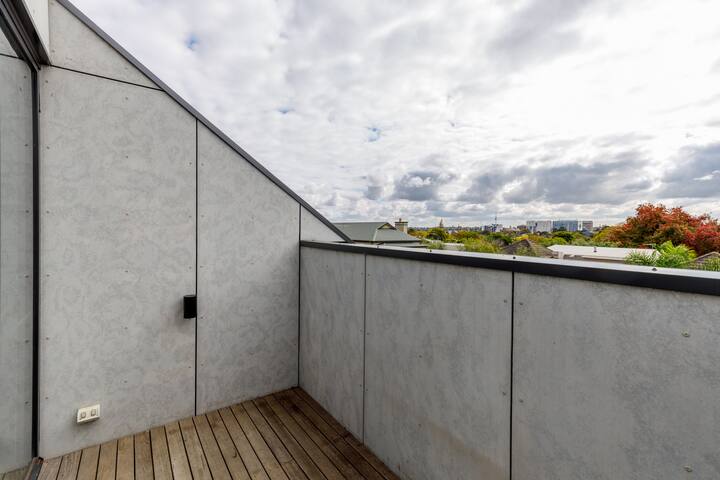 Spacious 4 bedrooms Hawthorn gallery image 4