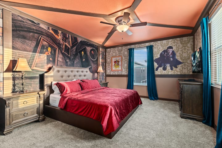 - ห้องนอนที่ได้แรงบันดาลใจจากแฮร์รี่ พอตเตอร์ พร้อมงานศิลปะบนผนังและบรรยากาศปราสาท - เครื่องนอนสีแดงหรูหราพร้อมการตกแต่งตามธีมเพื่อประสบการณ์การเข้าพักที่น่าหลงใหล - ทีวีจอแบนและบรรยากาศที่อบอุ่นเหมาะสำหรับแฟนพ่อมดและครอบครัว  