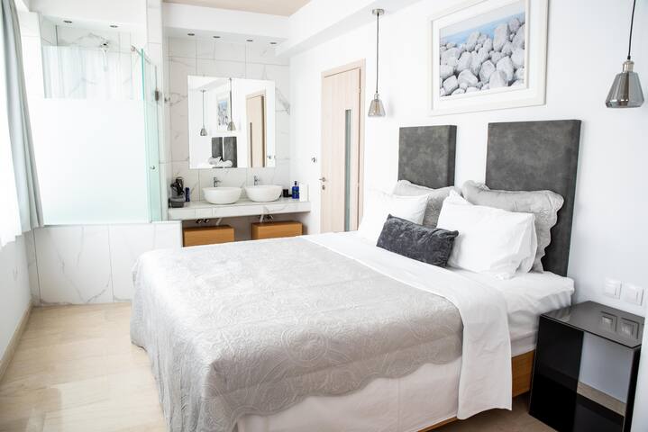 Riviera Jacuzzi&Sea view suite gallery image 4