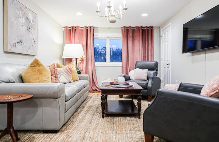 Trendy Downtown Getaway 2 Blocks From Forsyth! - Savannah, GA