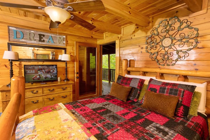 Cozy Cabin I Hot Tub I Excellent Location !