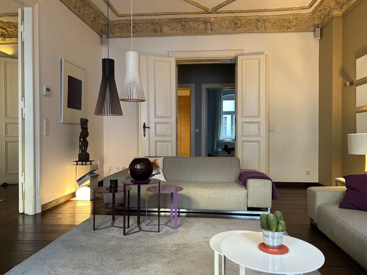 Successful Airbnb property: Stylish stucco apartment in old building in Schöneberg