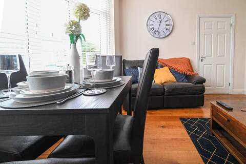The Perfect Family Hub | 7 Beds, Parking & Wi-Fi