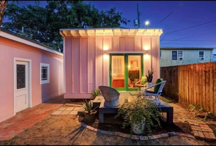 裏庭にある趣のあるカシータは、2名様でご利用いただけます：
-フルバスルーム
-ミニキッチン
-エアコン
- Wi - Fi
-スマートテレビ
-インターネット
-ダブルベッド