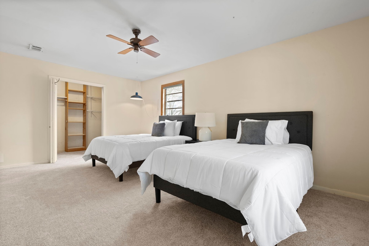 Dva bračna kreveta s luksuznim madracem i posteljinom 