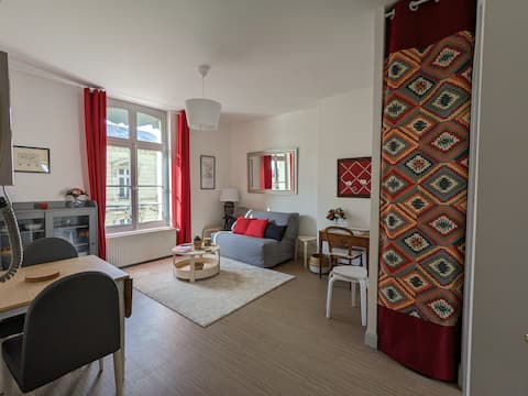 Popular Airbnb listing: rare: view of Vienna and the Fortress in Chinon
