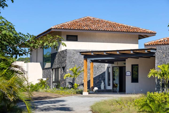 Beach walk House 6 BR, Beach Club membership.