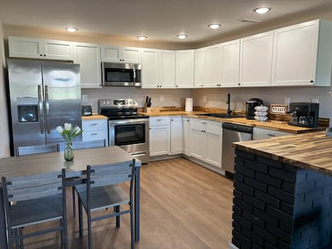 Hot tub! Fire Pit! Picnic area! Grill! View @RRG