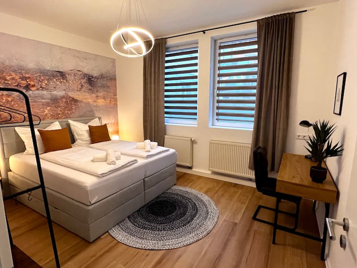 Priestranná spálňa s písacím stolom