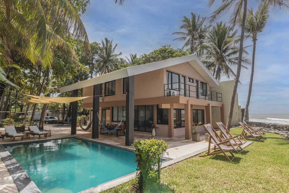 Top-earning Airbnb listing in Puerto de La Libertad, 4 bedrooms