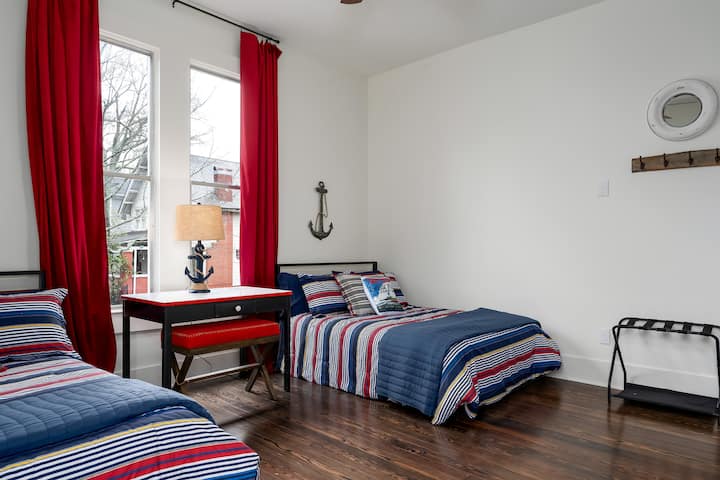 غرفة النوم رقم4 - سريران مزدوجان (تقع في الطابق العلوي)