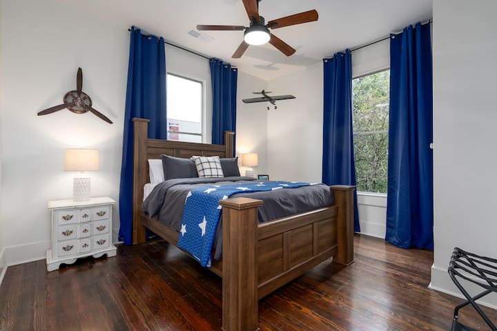 غرفة النوم رقم2 - كوين (تقع في الطابق العلوي)