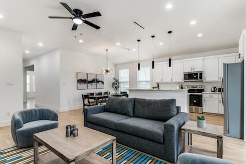 Top Airbnb: Sleek South Dallas Gem near Deep Ellum & Fair Park in Bonton