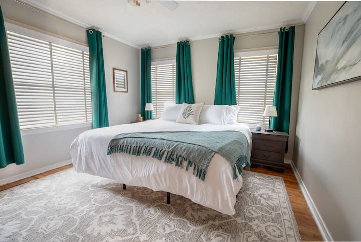 מיטת קינג סייז לנוחות מקסימלית. מצויד בטלוויזיה חכמה, רציפי טעינה ונקודת הד לכל צרכי הסאונד שלכם.