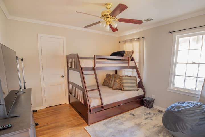 מיטת קומתיים עם מיטת קומתיים מלאה למטה ותאומה למעלה. 