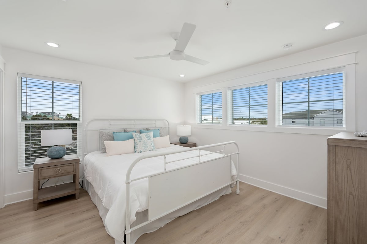 Spálňa 7.  Obrázok 1.  Manželská posteľ s pripojenou kúpeľňou.