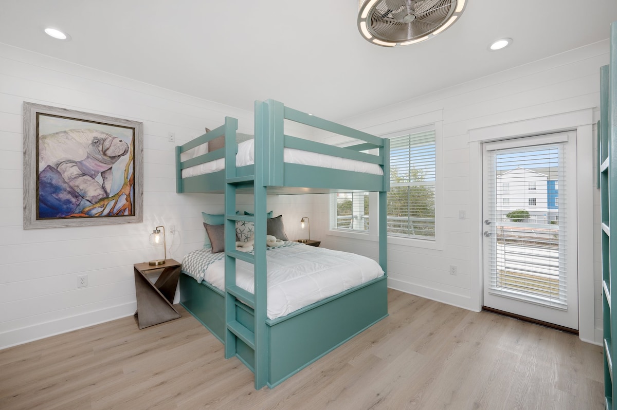 Spálňa 6.  Obrázok 1.  Bunkroom with queen over queen over queen and twin over twin bunkbeds (sleeps 6) with attached bath.