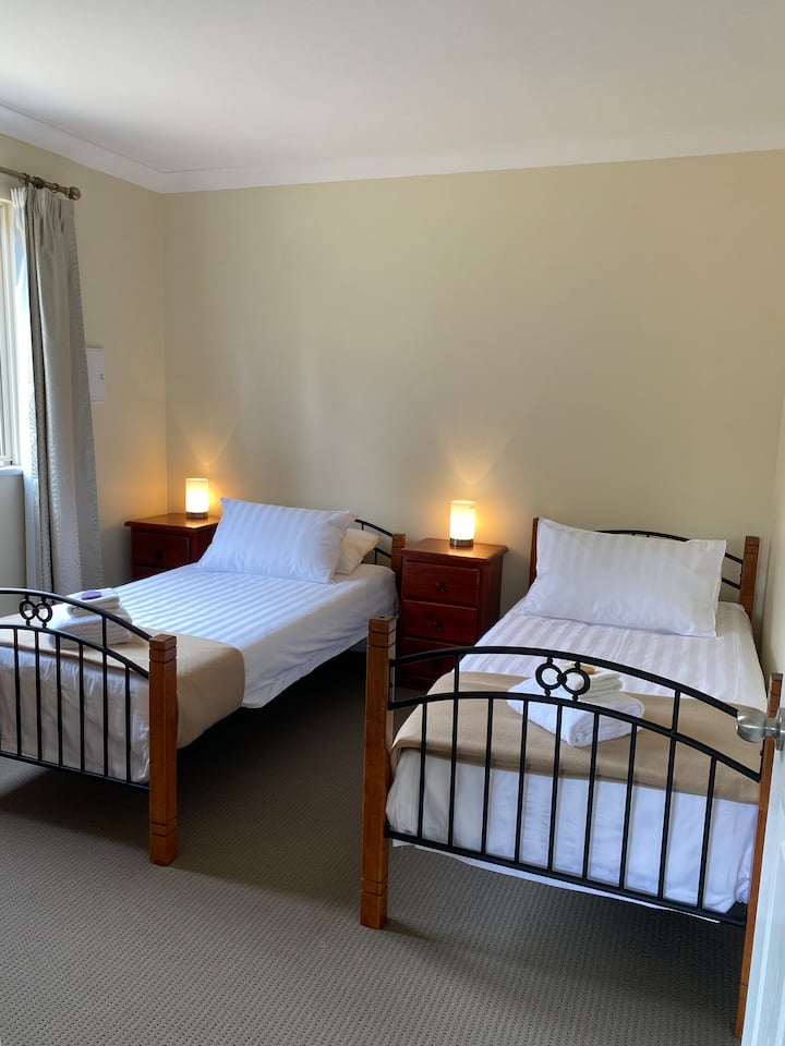 חדר שינה שני, שתי מיטות יחיד.