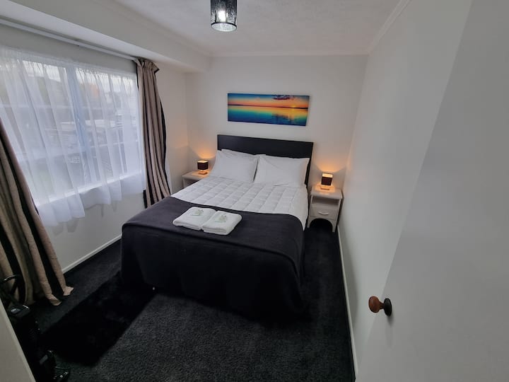 Втора спалня. Ортопедично легло Queen Sleepyhead.