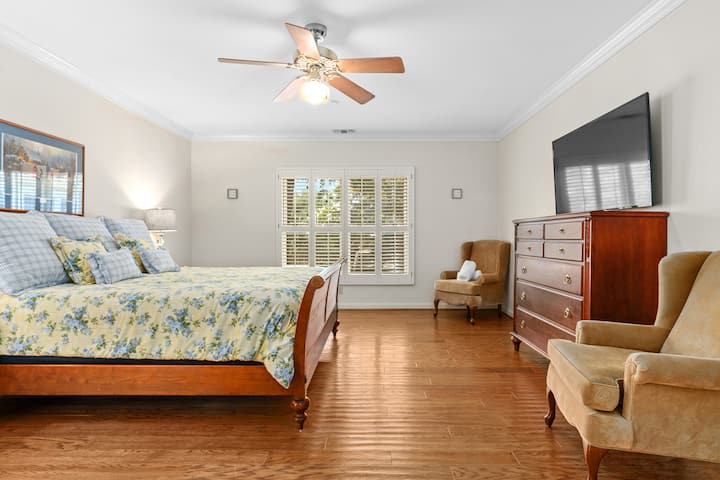 Hlavná kúpeľňa s vlastnou kúpeľňou. 