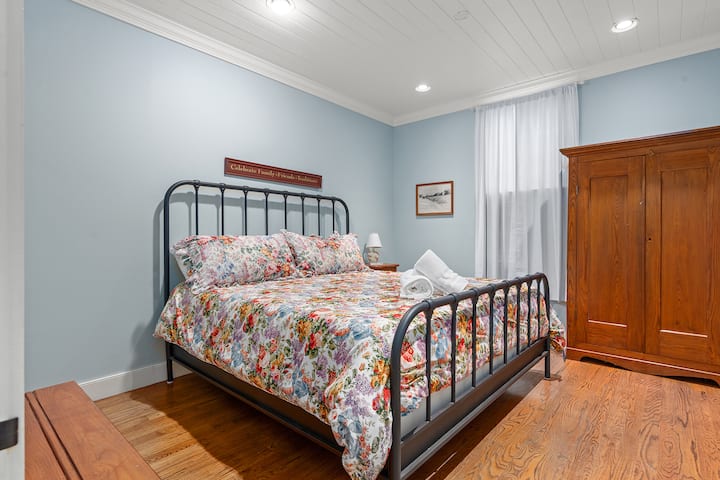 Manželská posteľ. Veľká izba. 