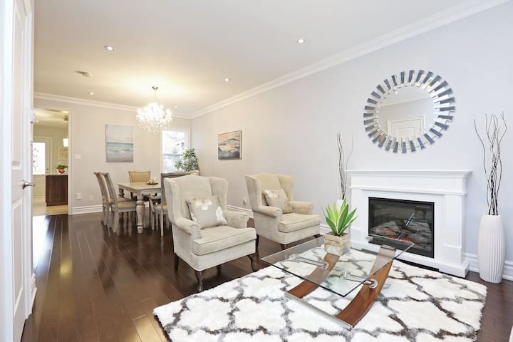 Beaches House with 3 Bdrm & 3 Bath Sleep 8/parking