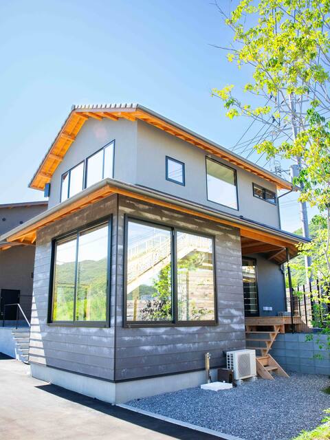 *Newly built* Entire house rental type *Accommodates up to 6 people with family and friends*