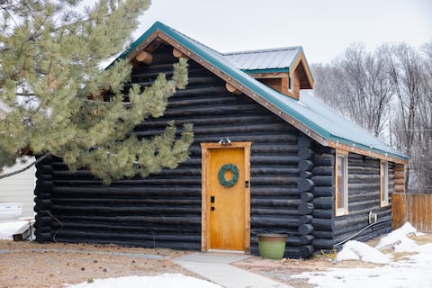 Cozy Log Cabin w/ Hot Tub