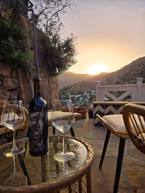 Romantic Getaway in Old Bisbee w/ Hot Tub and Spa