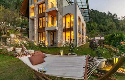 Jolly Chalet - 5 Bedroom Villa with Jacuzzi