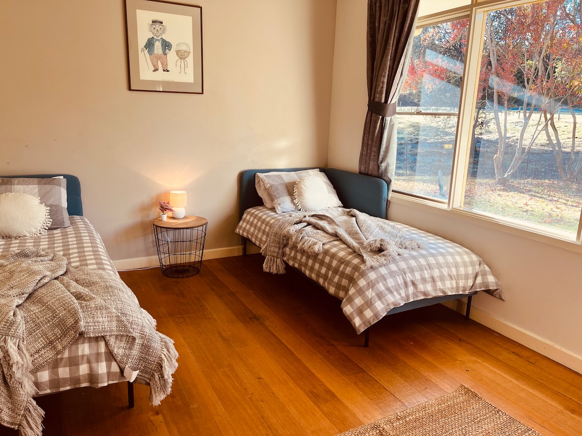 Საბავშვო ოთახი.

Ეს ოთახი განკუთვნილია განსაკუთრებით ბავშვებისთვის, რომლებიც სავსეა სათამაშოებით და ლეგოს 2 უზარმაზარი ყუთით საათობით გასართობად.

Ერთადგილიანი საწოლები, ასევე, განკუთვნილია გასაცვლელად, თუ გყავთ ბავშვი, რომელიც საწოლში დაძინებას ეჩვევა.