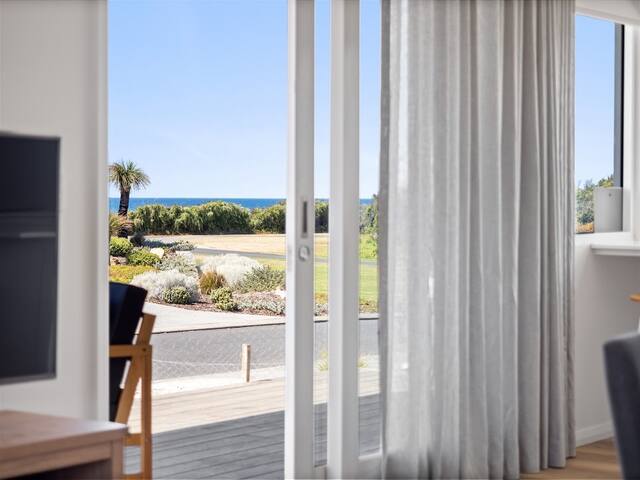 Bluewater Retreat at Jays Beach gallery image 5