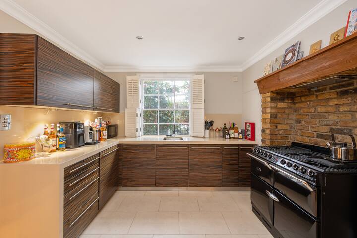 Fairytale Garden House – Next To Victoria Station gallery image 5