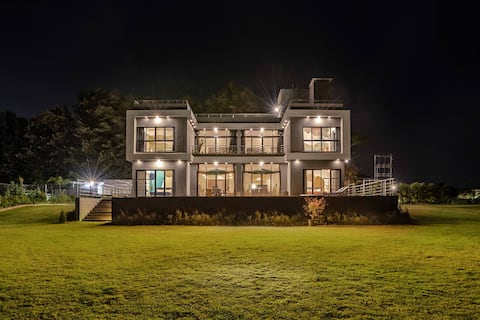 4BR-StayVista@Casa Boho w/ Infinity Pool + WiFi + BBQ