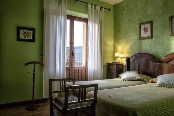 Zelena soba s dva odvojena kreveta