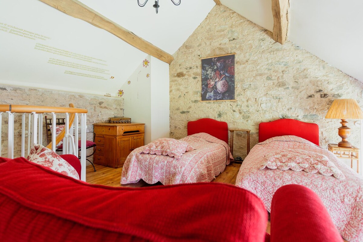 Gite Menadel - شخصان