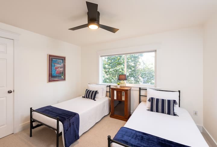 Habitación de 2 camas individuales en la planta superior con acceso a un paquete y juego