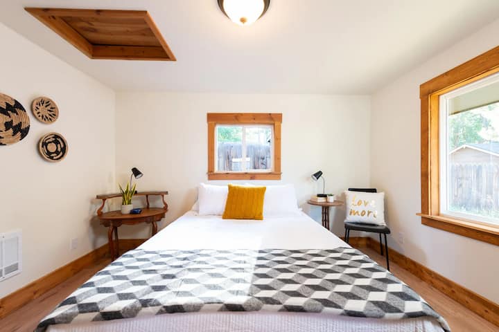 El quinto dormitorio (dormitorio en la casa de huéspedes) tiene cama tamaño queen