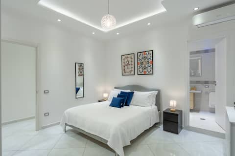 Top Airbnb: [Between Naples, Pompeii, and Sorrento] Suite with bathtub in Torre Annunziata