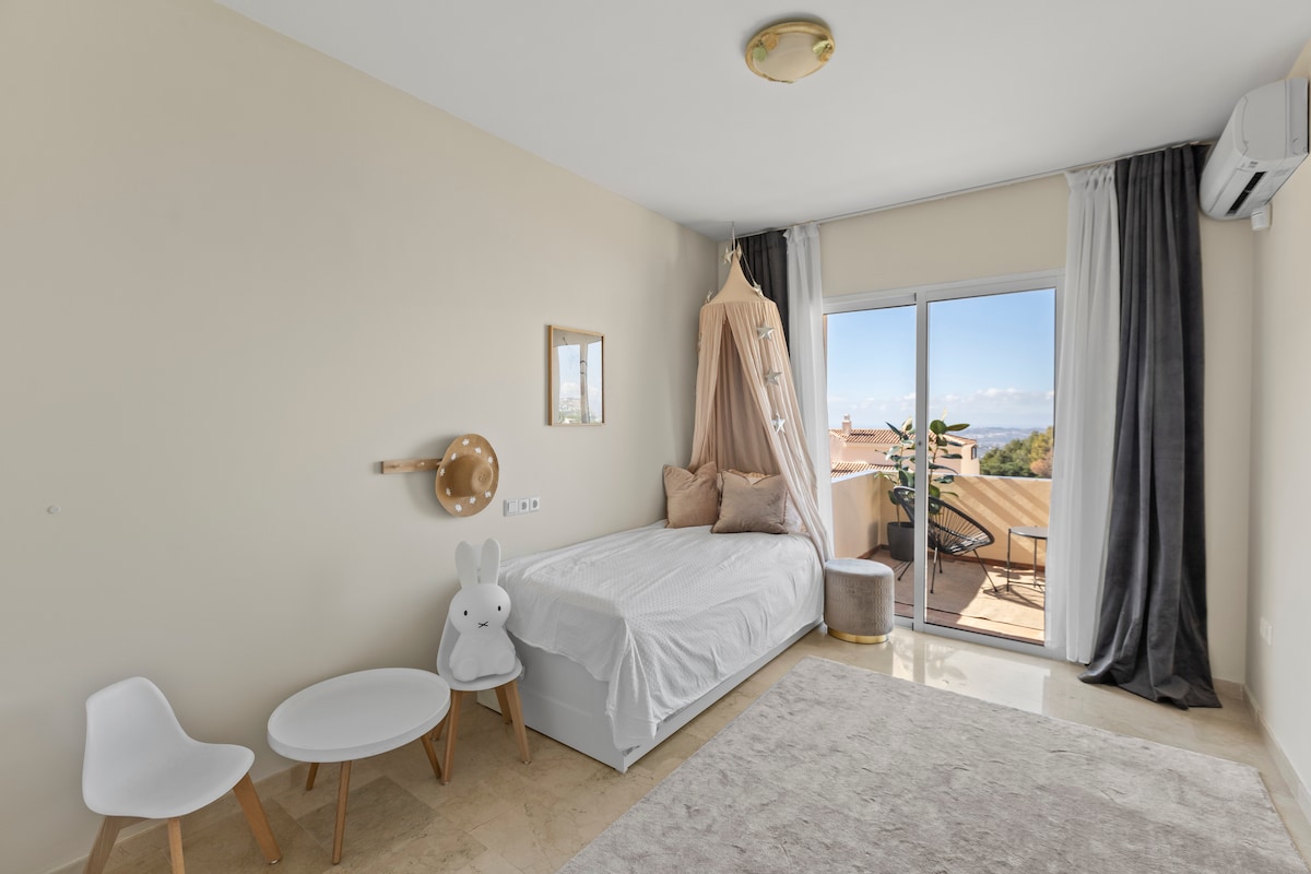 Спалня с дневно легло (BRIMNES от ИКЕА), която може да бъде удължена до 160 см.